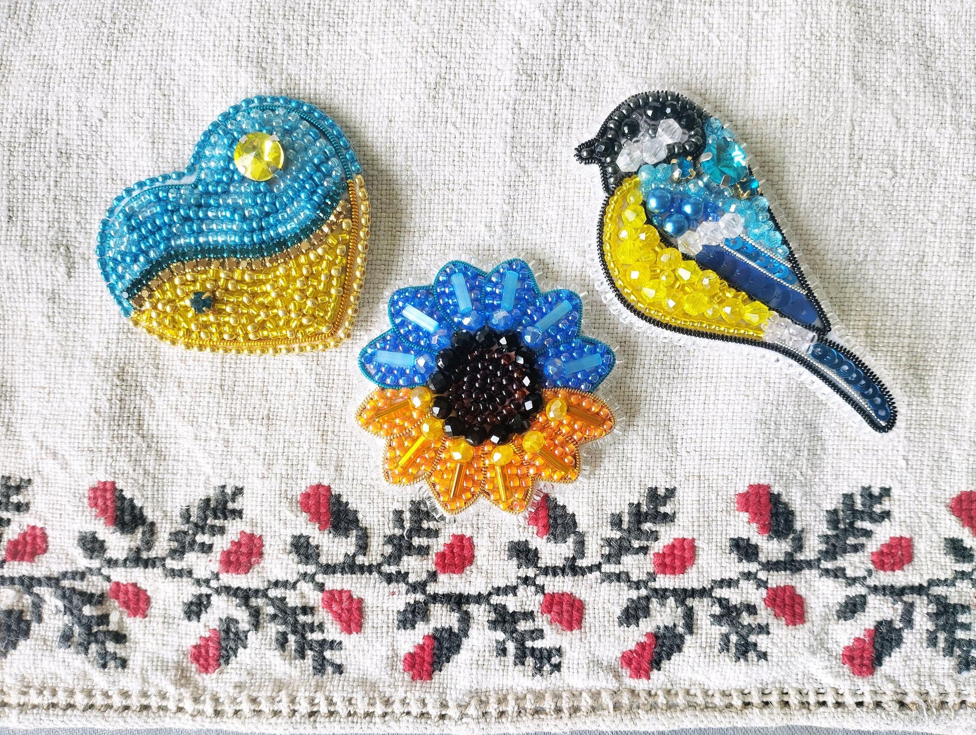 a close up of a piece of cloth with two birds on it