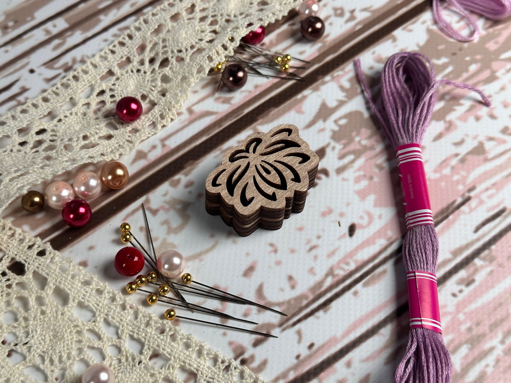 a close up of a piece of cloth with a tassel