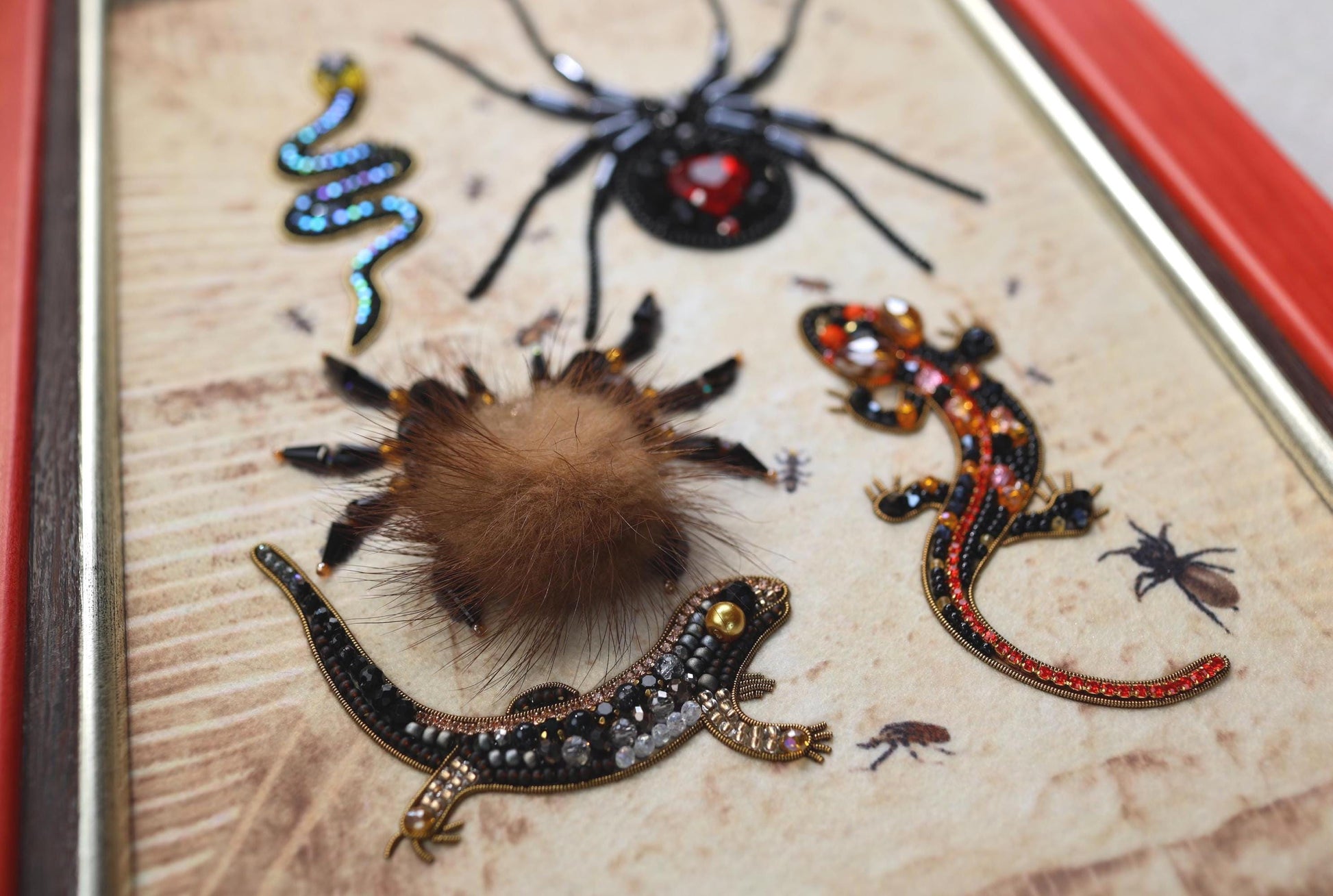 a picture of a group of geckos on a table