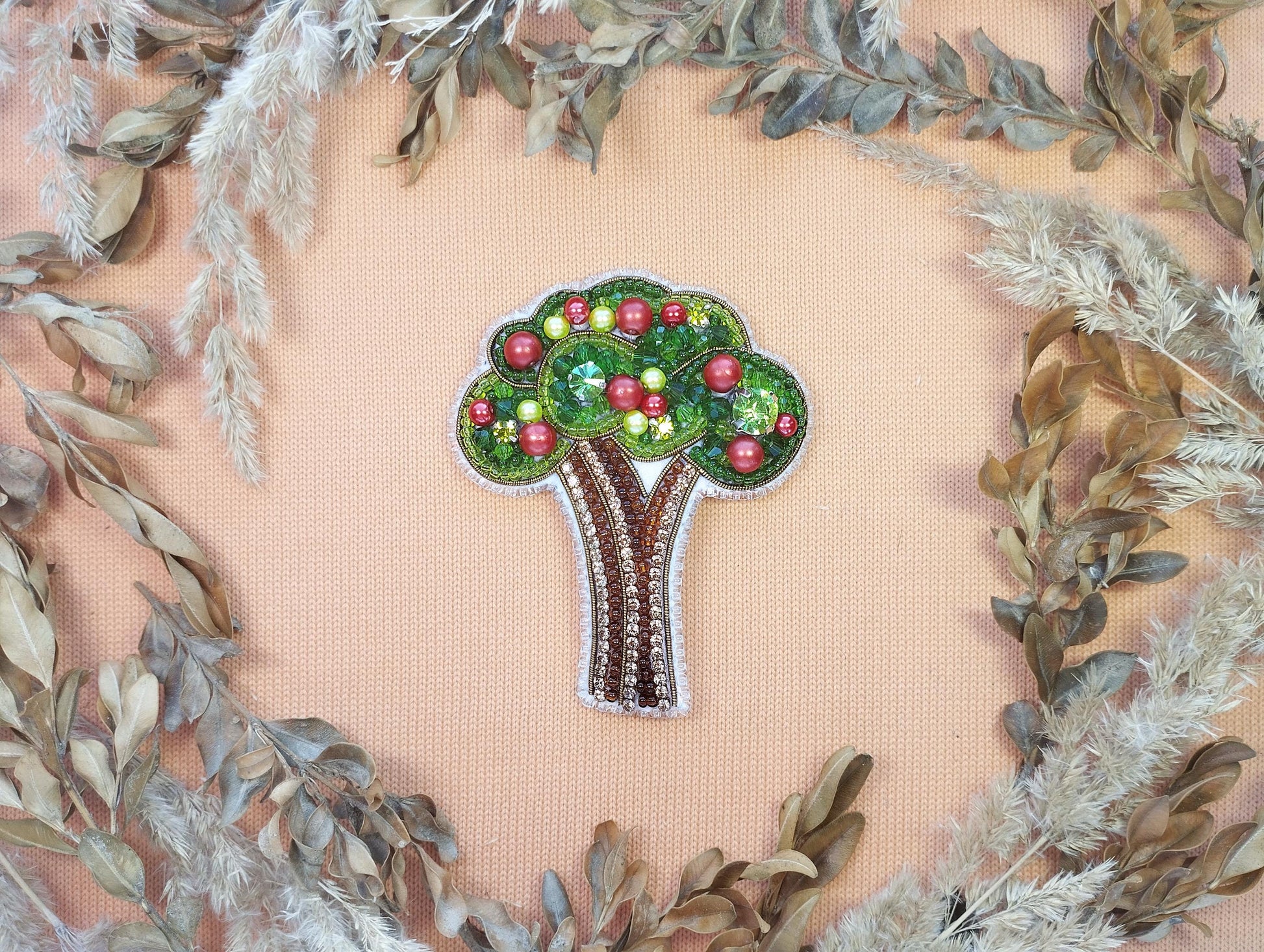 a picture of a brooch with a tree on it