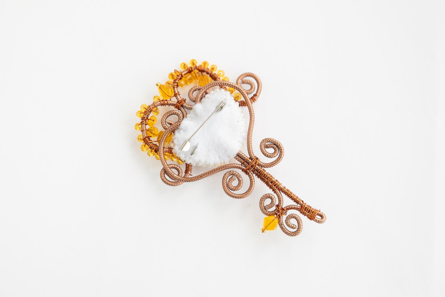 a piece of wire with a flower on top of it