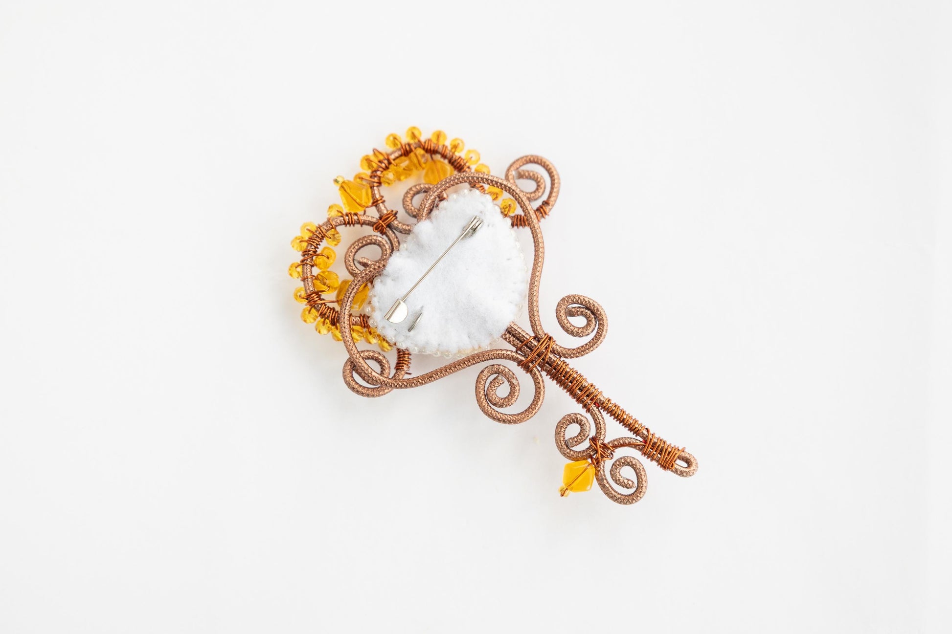 a piece of wire with a flower on top of it