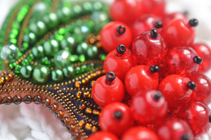 a close up of beads and beads on a cloth