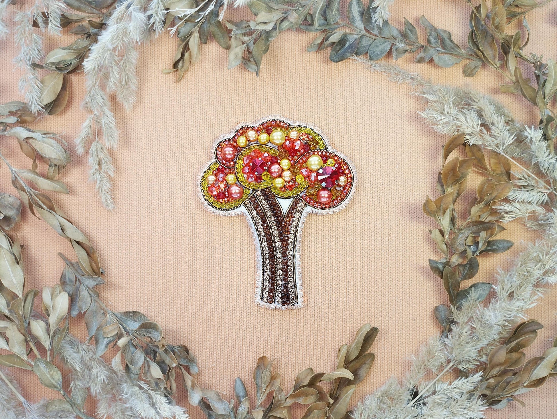 a picture of a brooch with a tree on it