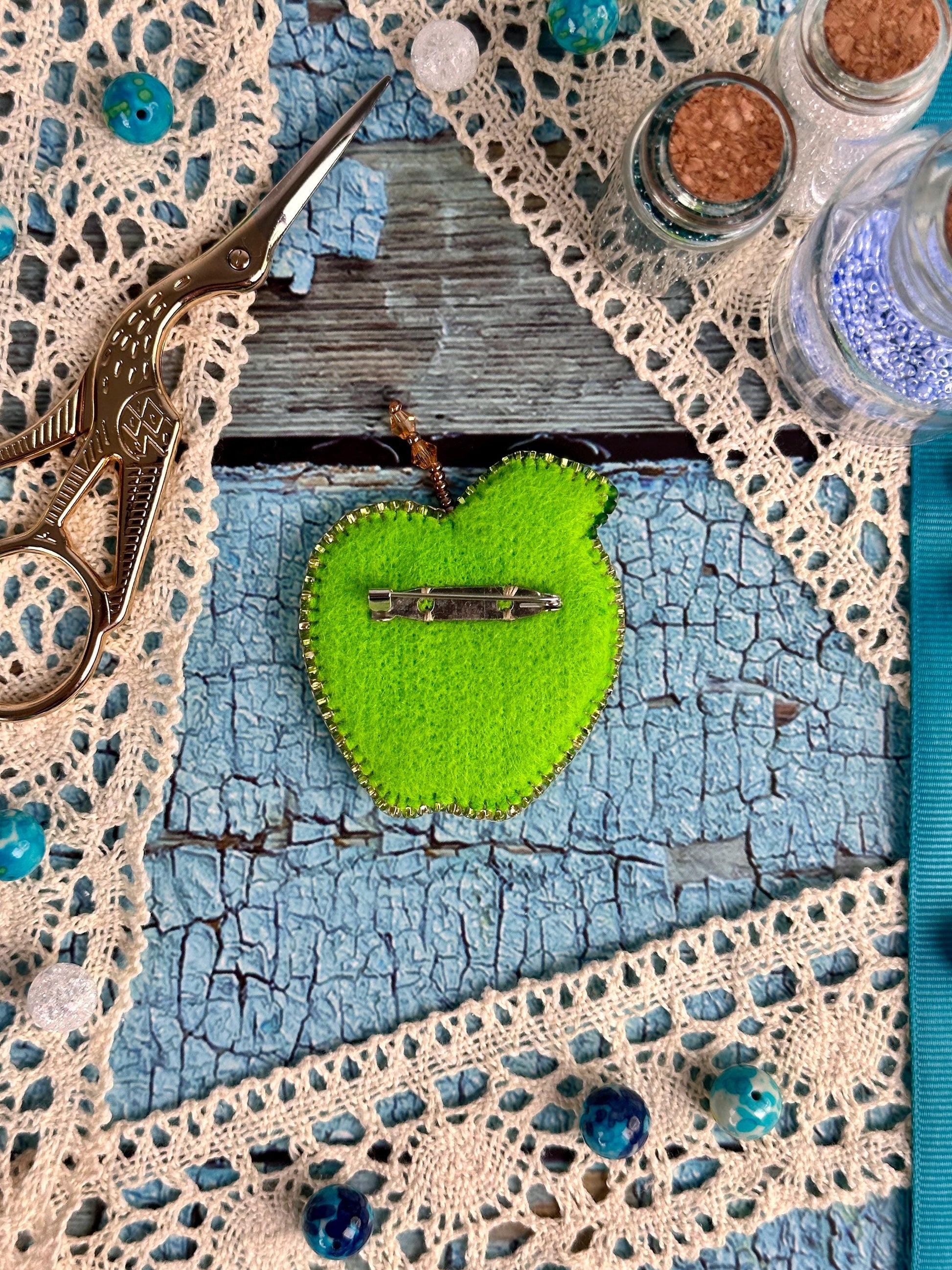 a green apple sitting on top of a piece of wood