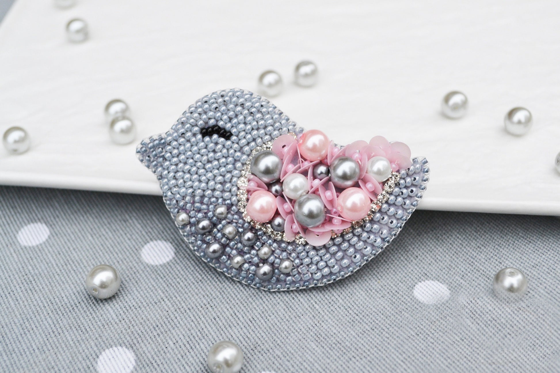 a brooch with pearls and pink flowers on it