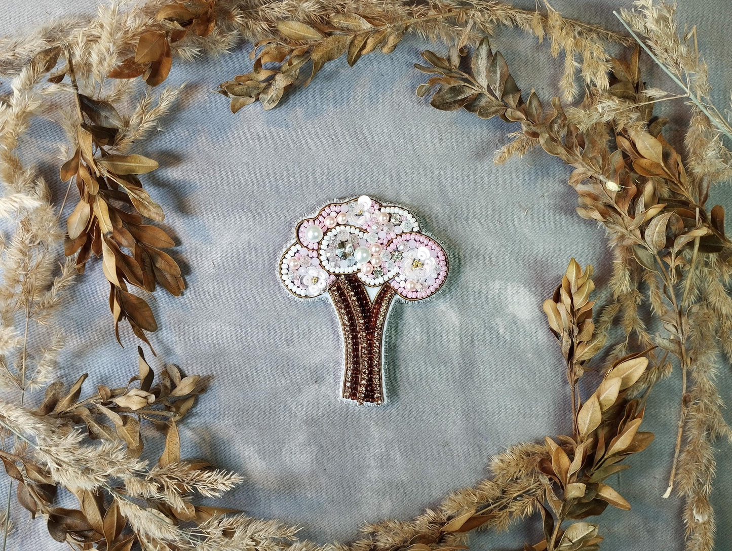 a picture of a brooch with a tree on it