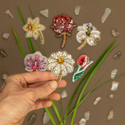 Chamomile Flower Bead embroidery kit. Seed Bead Brooch kit. DIY Craft kit. Beading kit. Needlework beading. Handmade Jewelry Making Kit
